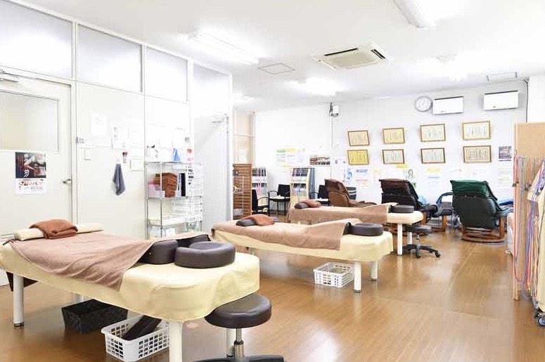 赤穂鍼灸整骨院の院内(施術ベッドが並ぶ室内)