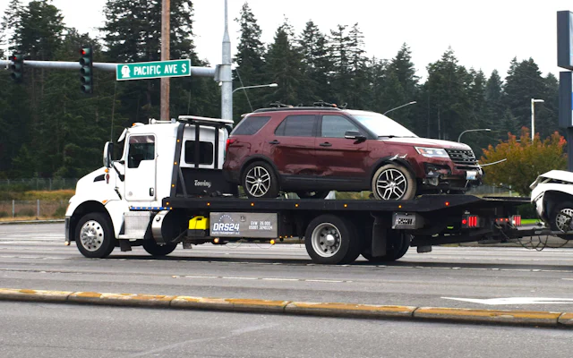 車を載せて運ぶレッカー車（イメージ）